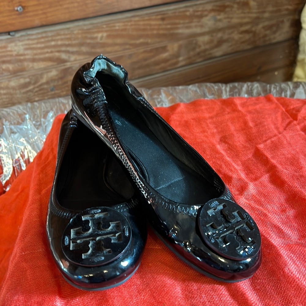 Tory Burch Reva Patent Leather Ballet Flats in Black